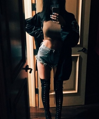 Искусная и чувственная брюнетка с шикарной фигурой предлагает встречу на своей территории для тех, кто ценит красоту, страсть и нежность. Позволь себе расслабиться в моих объятиях и испытать настоящее блаженство! 14593, 32 года